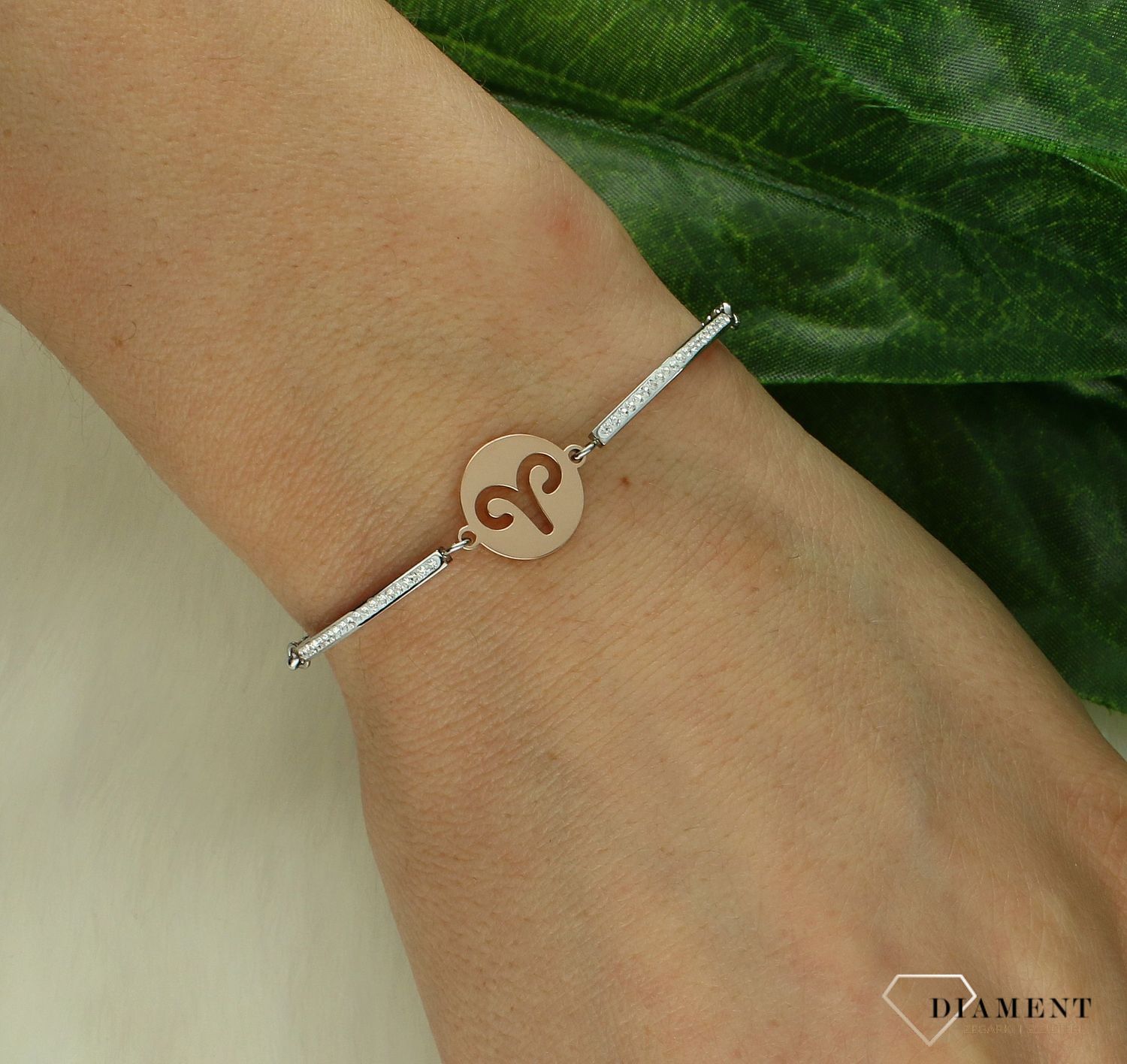 Bransoletka damska znak zodiaku Baran Nomination Italy Milleluci rosegold 028014 001  Wykonana ze stali szlachetnej, zdobiona mieniącymi się, błyszczącymi cyrkoniami pave oraz zawieszką ze znakiem zodiaku BARAN w kolorze różowego złota..jpg